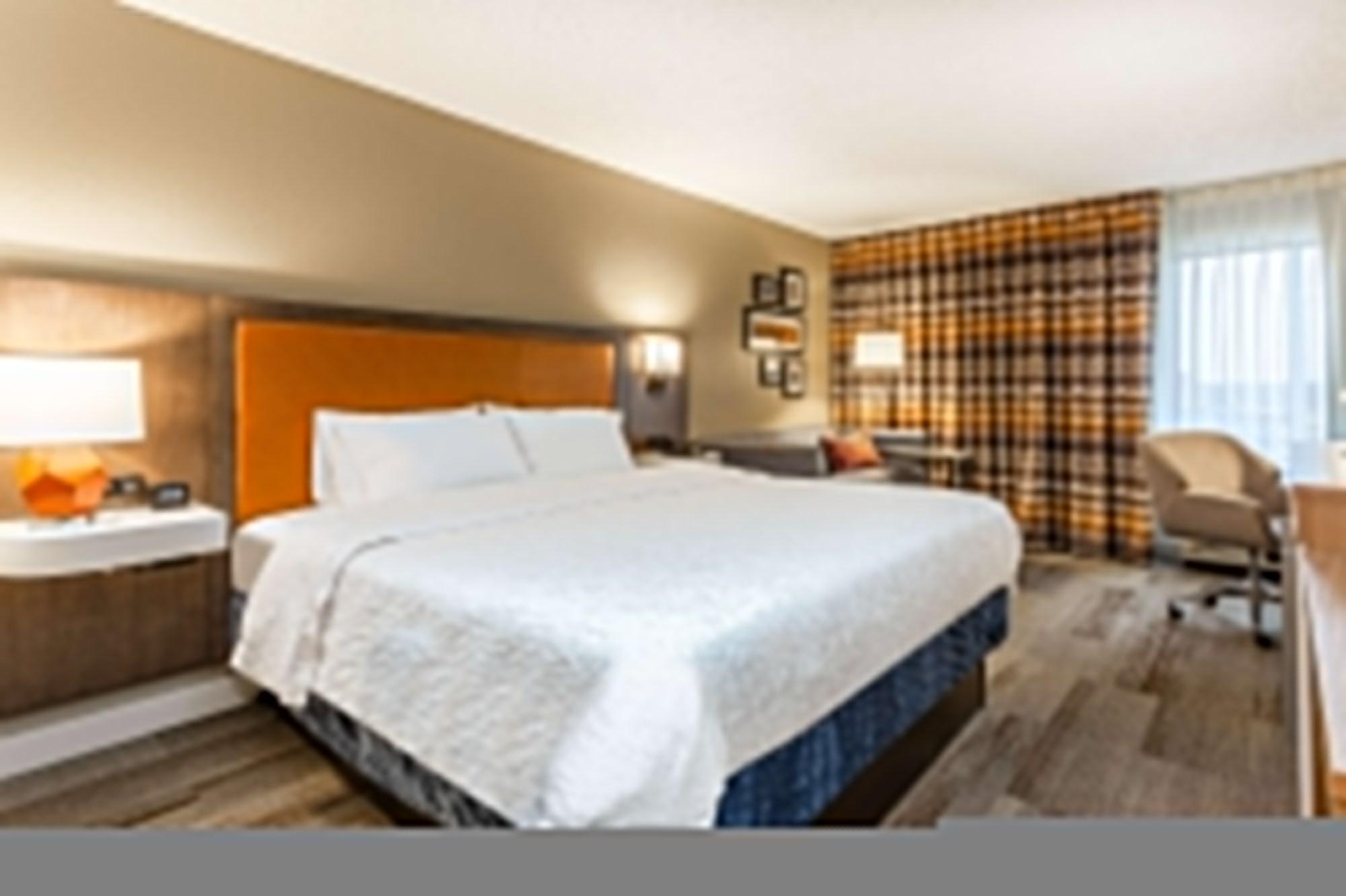 Hampton Inn Cedar Rapids Exterior photo